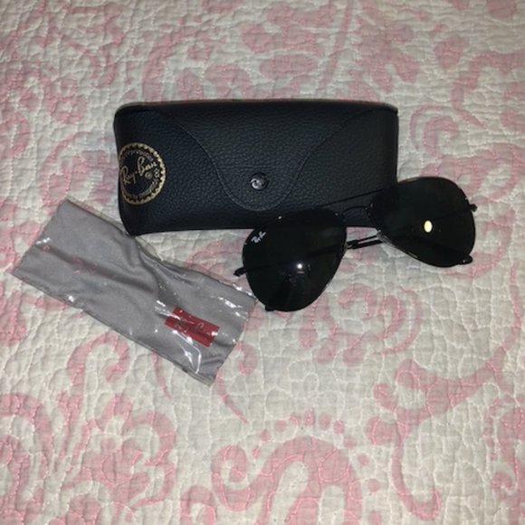 NWOT Black Ray-Ban Aviator Sunglasses with case